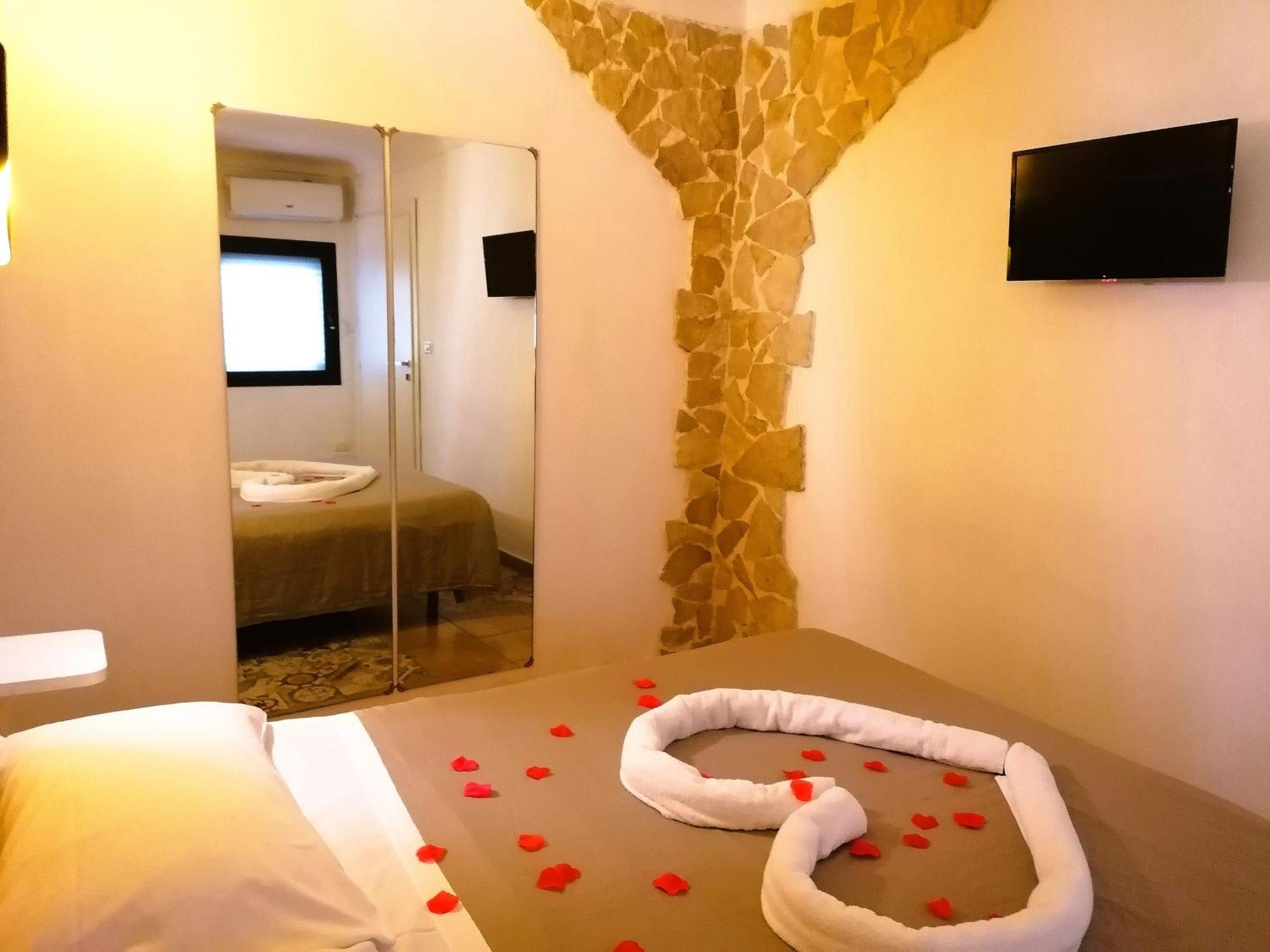 Spa Room Sicilia - Intera Casa Con Spa Privata Jacuzzi Sauna Bagno Di Vapore Ad Uso Illimitato Rosolini Εξωτερικό φωτογραφία